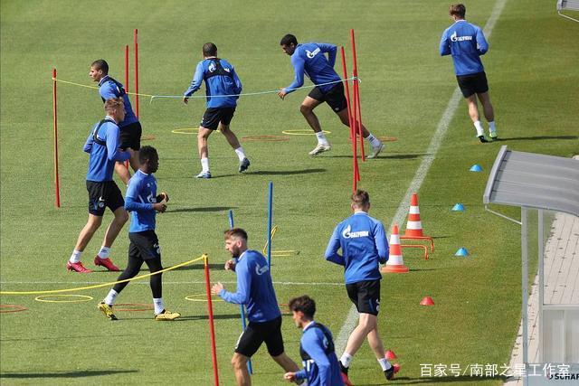 曼联遭遇惨痛失利，科莫以4-1大胜终结对手七场不胜